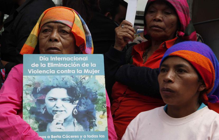 Familiares, amigos y activistas se reúnen frente a la procuraduría para exigir justicia por el asesinato de la ambientalista Berta Cáceres, en Tegucigalpa, Honduras. (AP)