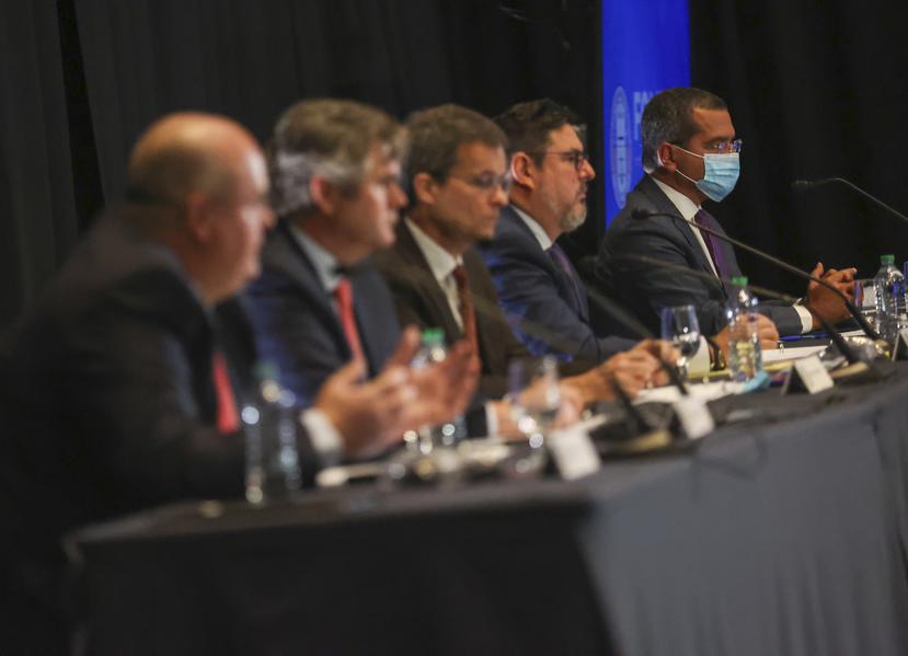 Una perspectiva de varios miembros de la Junta de Supervisión Fiscal (JSF) durante una de las reuniones públicas celebradas en Puerto Rico. Al fondo, el gobernador Pedro Pierluisi.