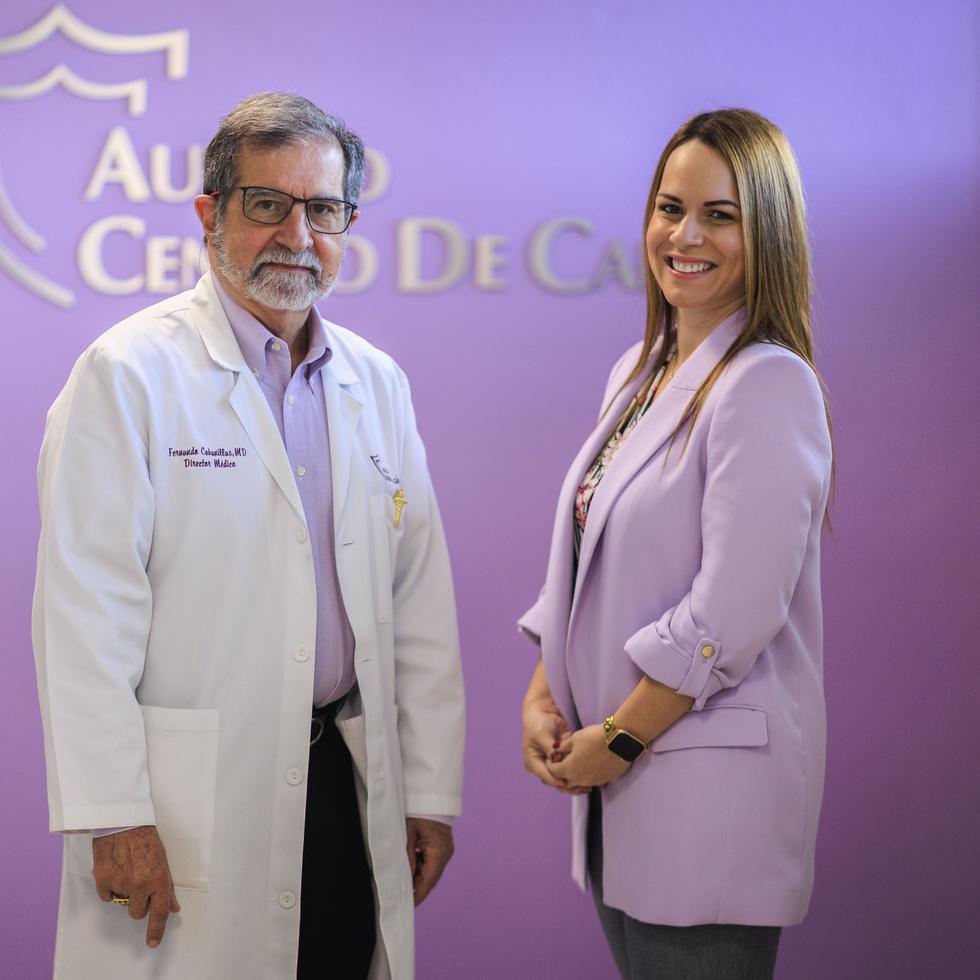 El oncólogo y director médico de Auxilio Centro de Cáncer, Fernando Cabanilla  junto a la gerente de la organización, licenciada Aleyda Aponte.
