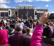 La imagen del nuevo presidente Gustavo Petro con la banda presidencial se muestra en pantallas gigantes después de prestar juramento durante su ceremonia de investidura en la plaza de Bolívar en Bogotá, Colombia.