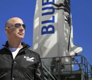 Fotografía sin fecha cedida por Blue Origin donde aparece su fundador Jeff Bezos mientras inspecciona las instalaciones de lanzamiento de New Shepard en el oeste de Texas.