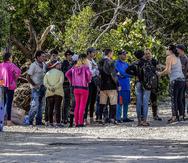 Un grupo de migrantes cubanos se reúne cerca de un camino en la isla Duck Key, en los cayos de Florida. (Archivo)