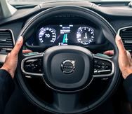 Ejemplo de la interface de la tecnología IntelliSafe Auto Pilot en los carros de la marca Volvo.