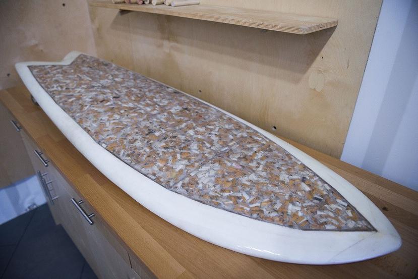 La tabla de surf hecha con colillas de cigarrillos, como parte de un concurso de reciclaje. (AP)
