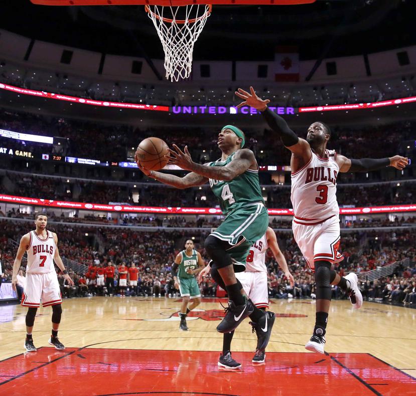 Isaiah Thomas anotó 33 puntos por los Celtics de Boston. (AP / Charles Rex Arbogast)