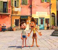 Los personajes de Alberto, en la voz de Jack Dylan Grazer, a la derecha, y Luca, en la voz de Jacob Tremblay, en una escena de la cinta animada "Luca". (Disney vía AP)