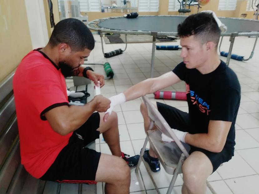 Juanma López le realiza el vendaje a Jayson Vélez durante un entrenamiento. (Suministrada)