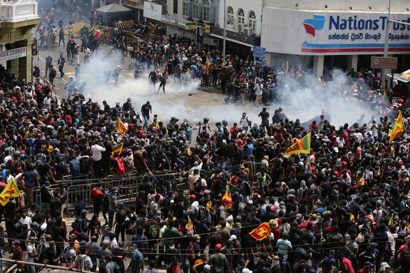 Las fuerzas de seguridad disparan gases lacrimógenos para dispersar la manifestación que pedía la dimisión del presidente de Sri Lanka.