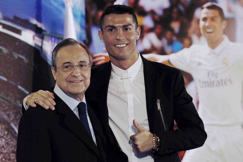 Cristiano Ronaldo, acompañado por el presidente del club, Florentino Pérez. (EFE)