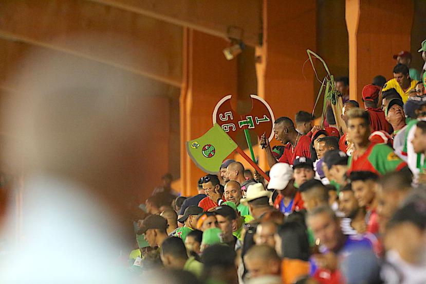 Fanáticos en el cuarto partido de la final de la Serie Nacional de béisbol de Cuba, entre los Azucareros de Villa Clara y los Leñadores de Las Tunas. (Benjamín Morales)