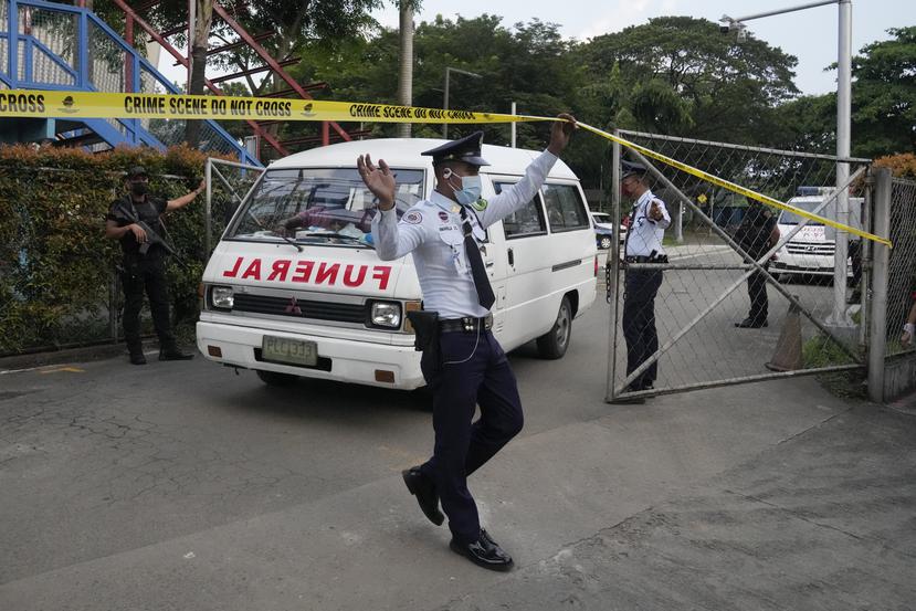 Un vehículo transporta a una de las víctimas de un tiroteo en una universidad de Filipinas, el 24 de julio de 2022.