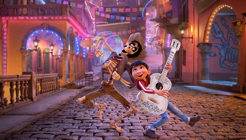 En esta imagen difundida por Pixar, los personajes de Héctor, en la voz de Gael García Bernal, a la izquierda, y Miguel, en la voz de Anthony González, en una escena de "Coco", que se estrena el 22 de noviembre. (Pixar/Disney)