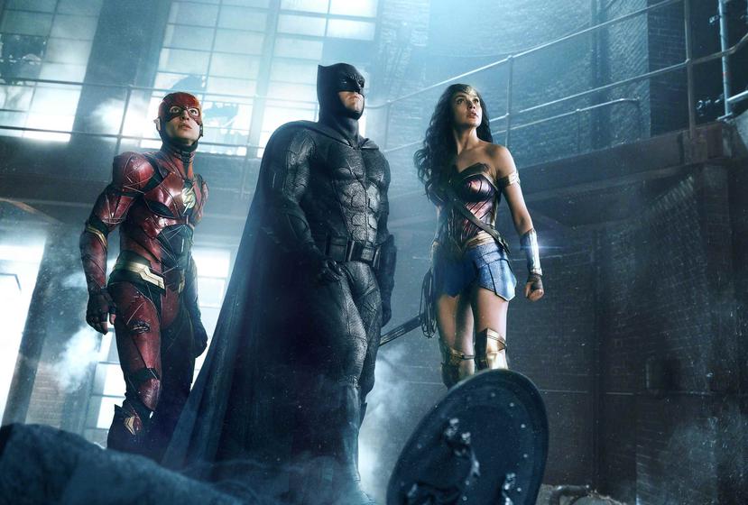 De izquierda a derecha, Ezra Miller, Ben Affleck y Gal Gadot, en una escena de "Justice League" en una imagen proporcionada por Warner Bros (AP).