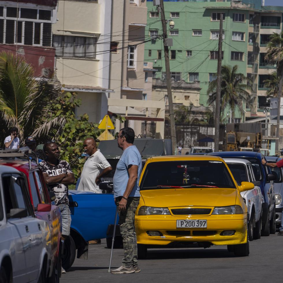 Ciudadanos hacen fila para cargar combustible en una gasolinera abierta en La Habana, Cuba, la semana pasada.