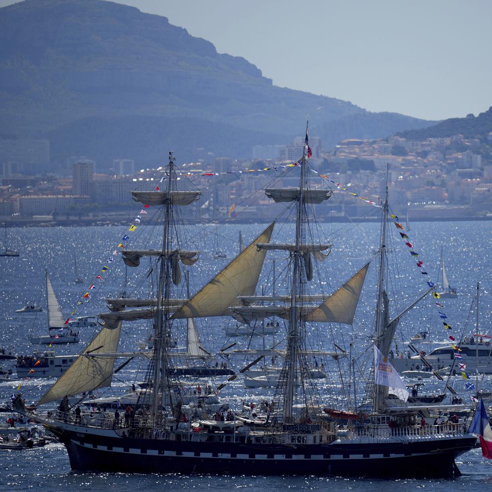 El Belem, el velero con la llama de los Juegos Olímpicos de París, llega al puerto de Marsella.
