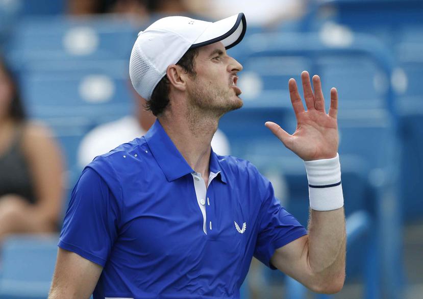 El británico Andy Murray se lamenta un punto ante el francés Richard Gasquet en la primera ronda del Masters de Cincinnati, el lunes 12 de agosto de 2019. (AP / Gary Landers)