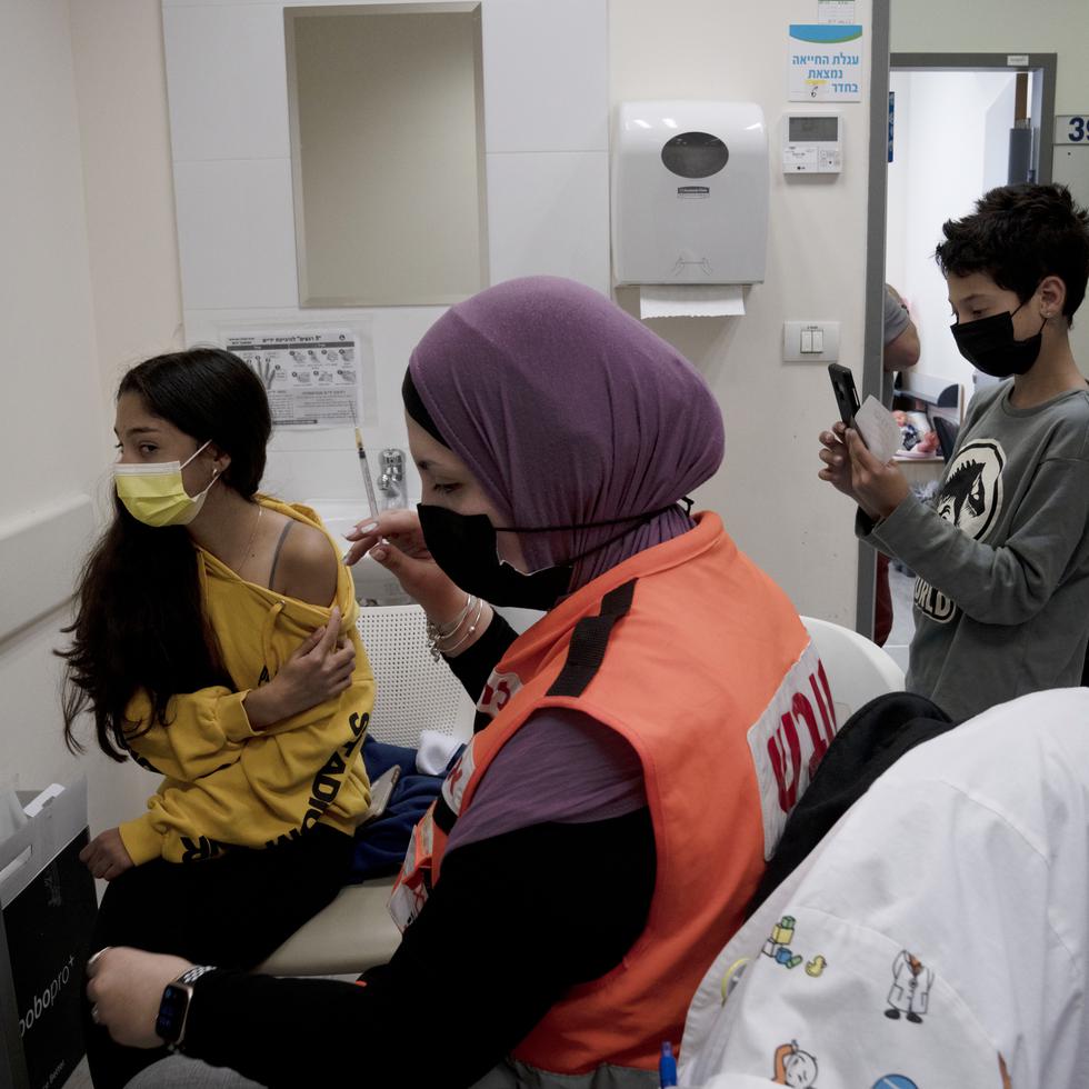 Una persona recibe la vacuna contra el coronavirus en el Centro Médico Clalit en Mevaseret Zion, Israel, el 11 de enero de 2022. (Foto AP/Maya Alleruzzo)
