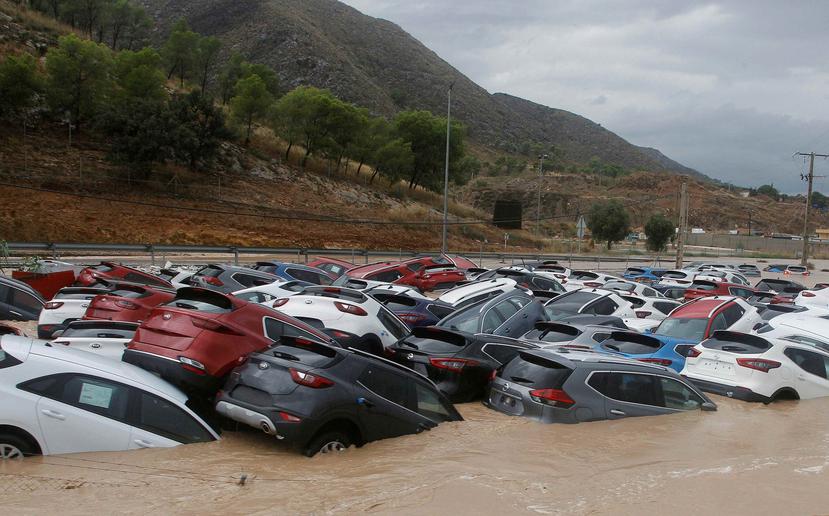 Ciento de vehículos inundados tras el paso de las inundaciones registradas en Orihuela, España. (EFE)