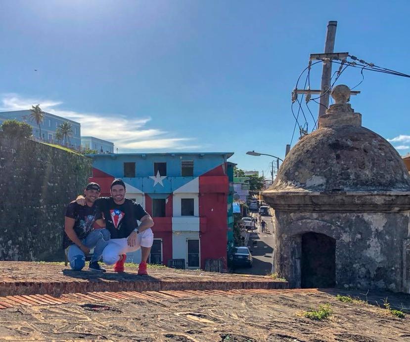 Héctor Collazo y Julián Gil en la bandera pintada en La Perla, en Viejo San Juan. (Captura / Facebook)