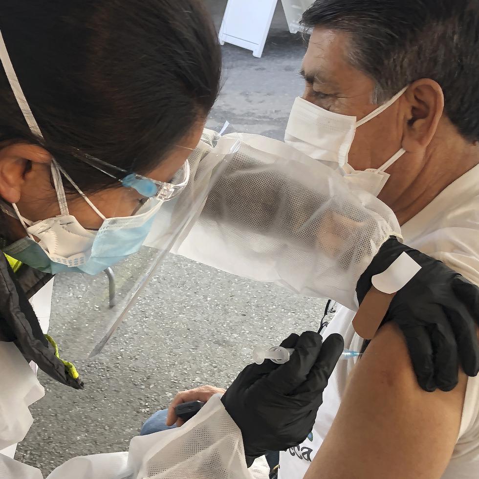 Juan Delgado recibe una vacuna contra el COVID-19 en San Francisco.
