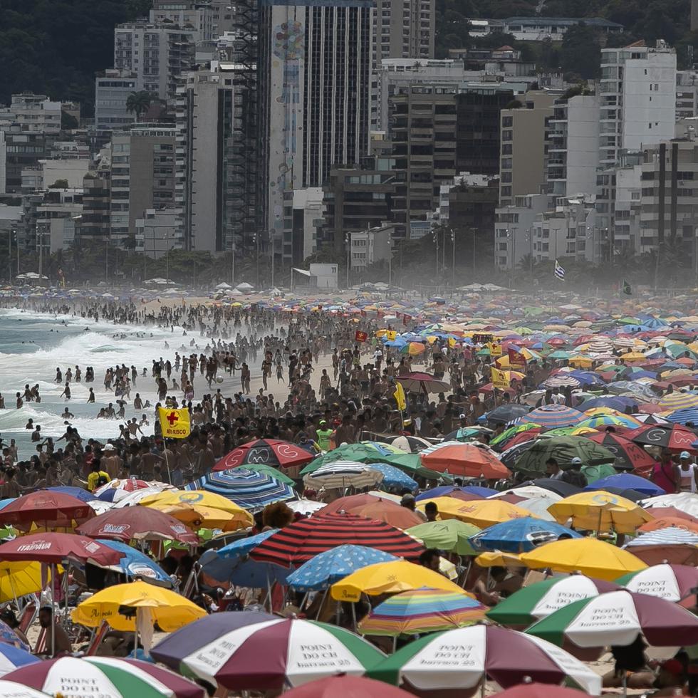 A pesar de las restricciones para frenar la propagación del coronavirus, miles de personas llenan la playa de Ipanema, en Río de Janeiro, Brasil, el 24 de enero de 2021. (AP Foto/Bruna Prado)