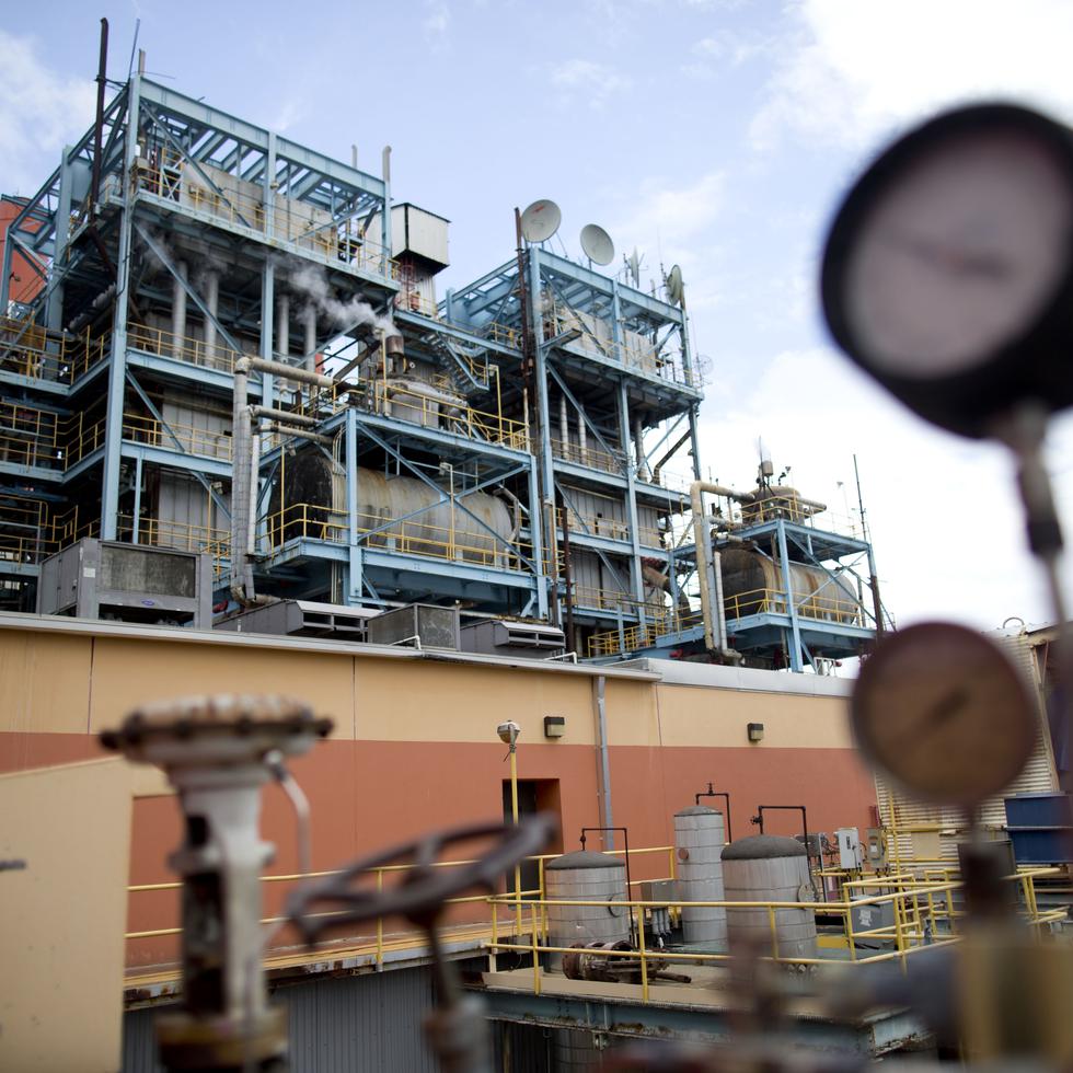 Las centrales San Juan, Palo Seco (arriba) y Aguirre, de la Autoridad de Energía Eléctrica, fueron identificadas por la EPA como las principales fuentes de emisión de dióxido de azufre.
