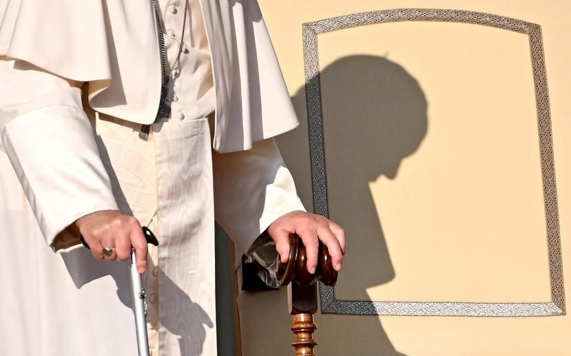 El Papa Francisco, usando un bastón, llega para dirigir la audiencia general semanal en la Plaza de San Pedro, Ciudad del Vaticano.