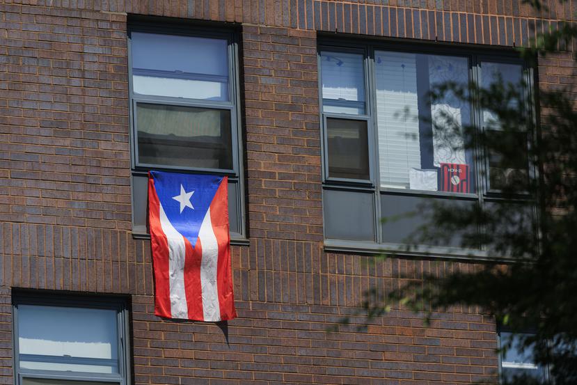 Algunos residentes expresan su orgullo patrio con banderas en sus hogares.