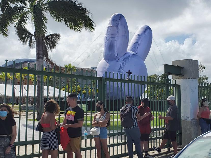 Cientos de personas ya se encuentran en el estadio Hiram Bithorn, en San Juan, esperando para entrar a la segunda función del concierto del llamado Conejo Malo.