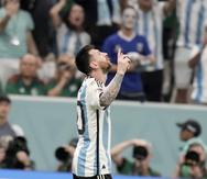 Lionel Messi celebra tras anotar el primer gol de Argentina en el partido por el Grupo C del Mundial, el sábado 26 de noviembre de 2022, en Lusail, Qatar. (AP Foto/Moisés Castillo)