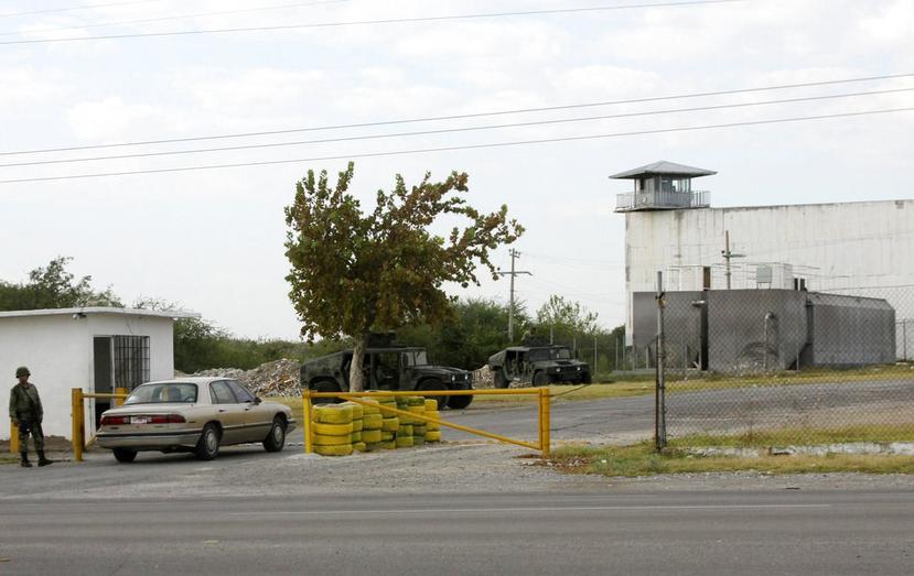 Soldados mexicanos vigilan la entrada de la prisión estatal de Piedras Negras, México (AP).