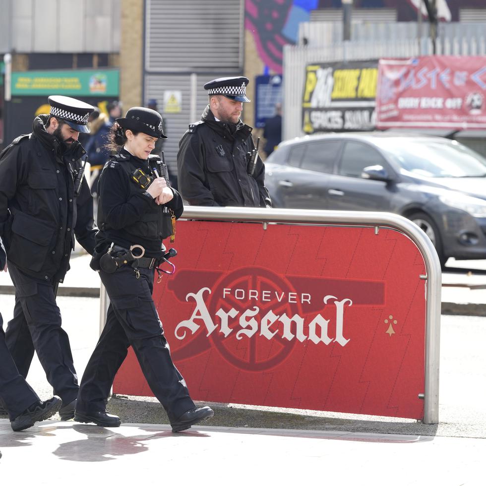 Agentes de policía llegan al Emirates Stadium previo al partido entre Arsenal y Bayern Múnich por la Liga de Campeones, el martes 9 de abril de 2024.
