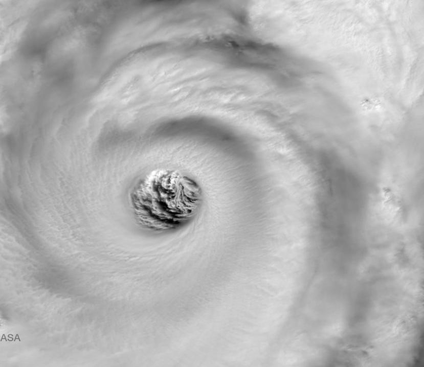 Ojo del tifón Vongfong. (NOAA)