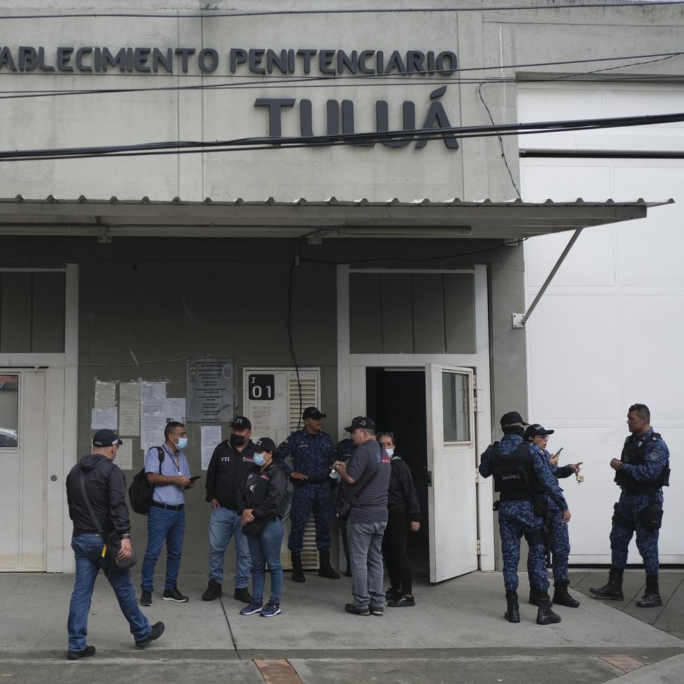 Funcionarios penitenciarios y fuerzas de seguridad se reúnen frente a una cárcel donde hubo un incendio mortal en Tuluá, Colombia, el 28 de junio de 2022.