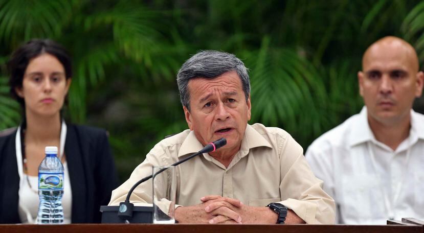 El negociador jefe del Ejército de Liberación Nacional (ELN), Pablo Beltrán, habla en La Habana sobre las negociaciones que sostiene con el gobierno colombiano en busca de un cese al fuego.  (EFE / Alejandro Ernesto)