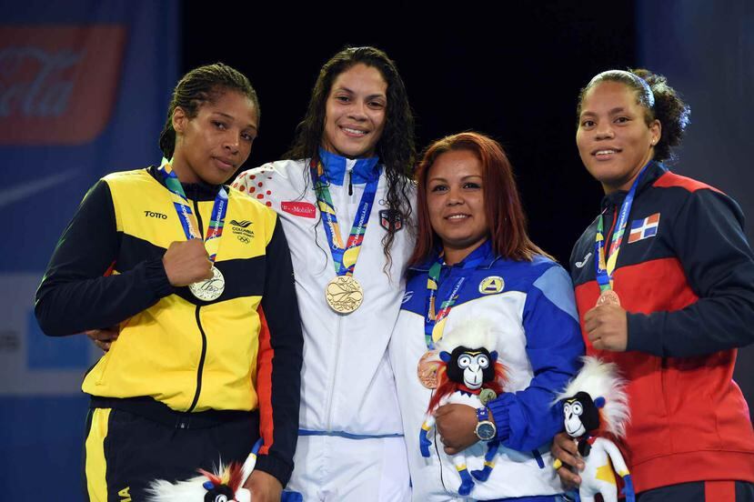 Nisa Rodríguez (centro) se impuso por decisión unánime para capturar la medalla de oro.