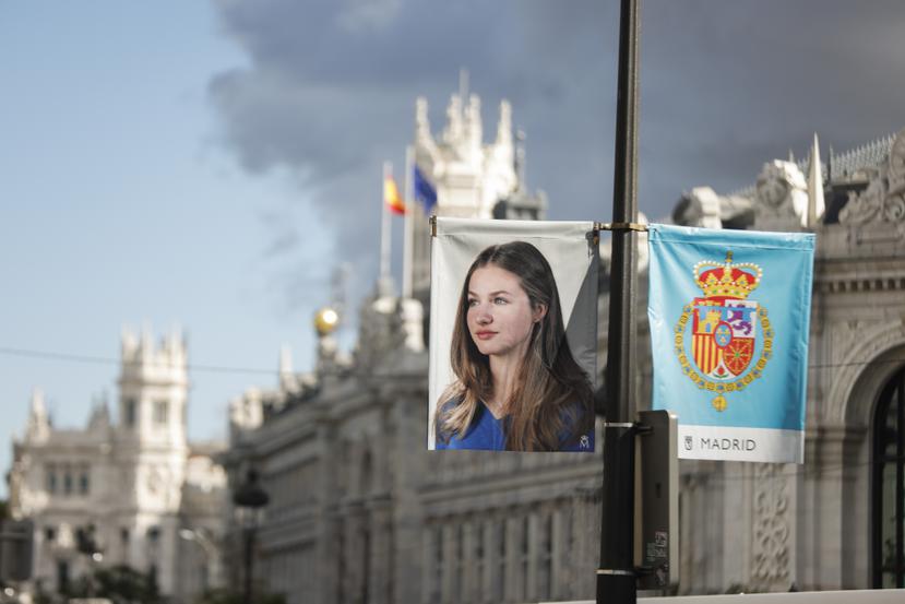 Detalle de unas banderas con la imagen de la princesa Leonor y el escudo de armas de la princesa de Asturias, instalados en una farola de Madrid con motivo del acto de Jura de la Constitución.