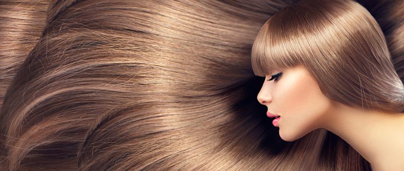 El cepillado exagerado del cabello puede producir tracción y dañarlo. Lo correcto es cepillarlo suavemente para ordenarlo, evitar que se enrede y se rompa. (Shutterstock)