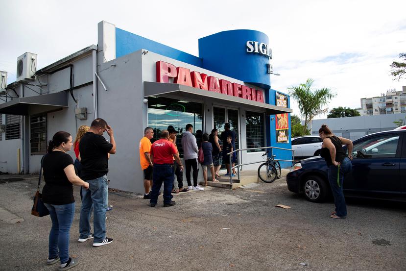 Ante las pérdidas que tuvieron cientos de comerciantes del área sur y la falta de servicios escenciales, el DDEC se apresta a crear un paquete de incentivos para ayudarlos a mitigar sus pérdidas. En la foto, la fila para entrar a una panadería de Ponce.