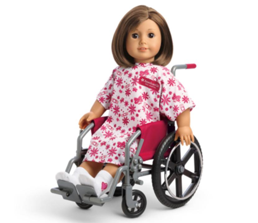 American Girl venderá muñecas en sillas de rueda, con muletas y audífonos. (Captura www.americangirl.ca)