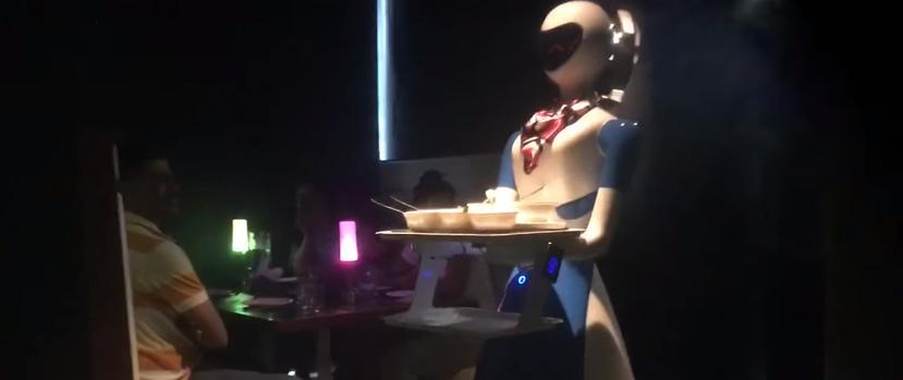 Los “robots meseros” llevan los alimentos a las mesas que recibieron una orden originadas de las tablets localizadas en las mesas. (YouTube)