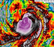 Imágen del satélite en la corrida de la mañana del miércoles, en India, cuando el ciclón Amphan comenzaba a tocar tierra. (NASA/NOAA)