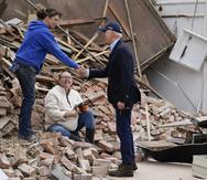 Biden conversa con algunas de las personas afectadas por los tornados, en Mayfield, Kentucky.