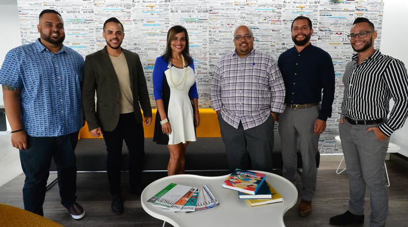 Los maestros Alex Tirado, Jan de la Paz, William Guzmán y Samuel Cardeña, acompañados por la directora de Educación de Microsoft, Keren Henríquez, han adoptado exitosamente la tecnología en el desarrollo de sus clases.