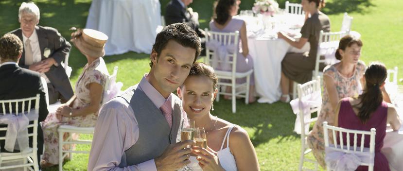 Los invitados a tu boda deben ser personas especiales con quienes ambos deseen compartir un momento tan crucial en la vida de ambos. (Foto: Shutterstock)