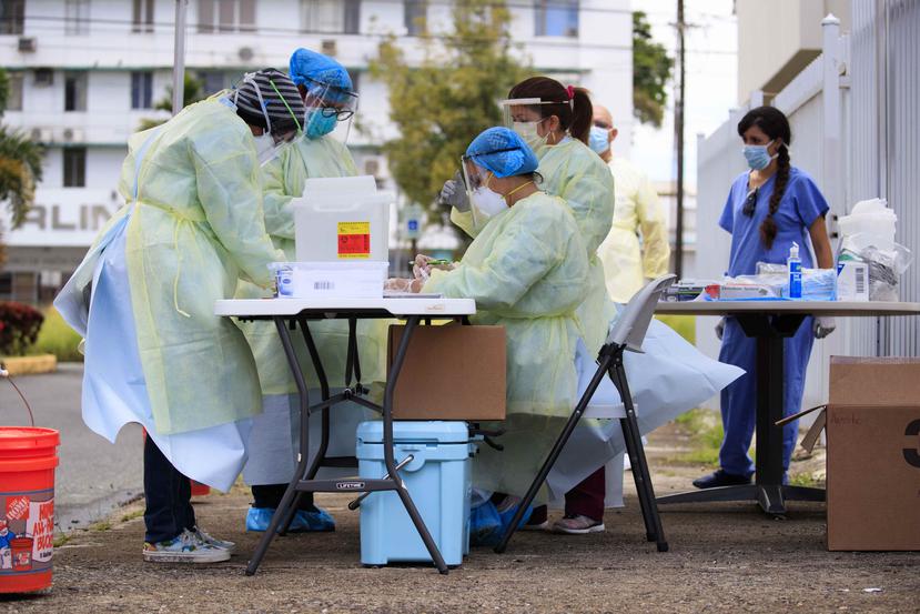 Equipo de enfermeras realiza pruebas de COVID-19 en un laboratorio servicarro en San Juan.