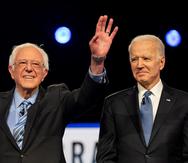 Bernie Sanders junto a la Joe Biden.