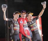 Los ciclistas del Jumbo Visma, el estadounidense Sepp Kuss (c), el danés Jonas Vingegaard (i) y el esloveno Primoz Roglic, tras recibir los trofeos como primero, segundo y tercer clasificados respectivamente de la clasificación general de la Vuelta Ciclista a España.