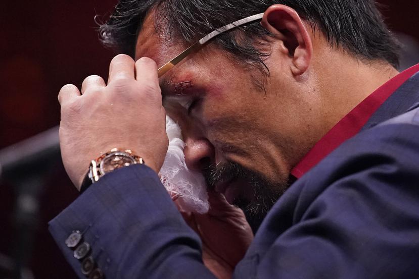 Manny Pacquiao, de Filipinas, se limpia los ojos en la conferencia de prensa después de su derrota frente al cubano Yordenis Ugas.