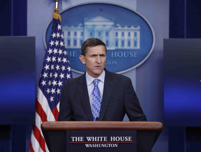 Un funcionario del gobierno de Trump dijo que Michael Flynn "no puede asegurar" que las sanciones de Estados Unidos hacia Rusia no hayan sido discutidas durante una llamada con el embajador ruso que se produjo cuando Obama aún era presidente. (AP)